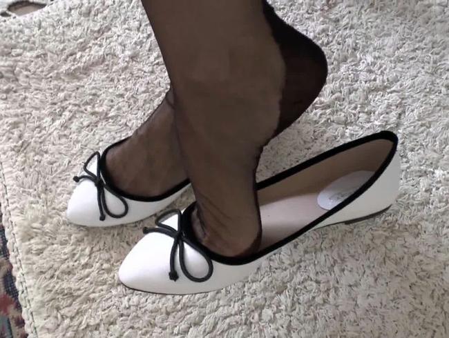 Schuhspiel weiße Ballerinas und schwarze Nahtnylonstrümpfe