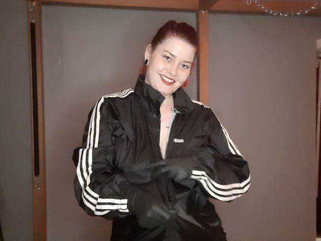 Userwunsch! Sexy Wetlook Hotpants und Trainingsjacke