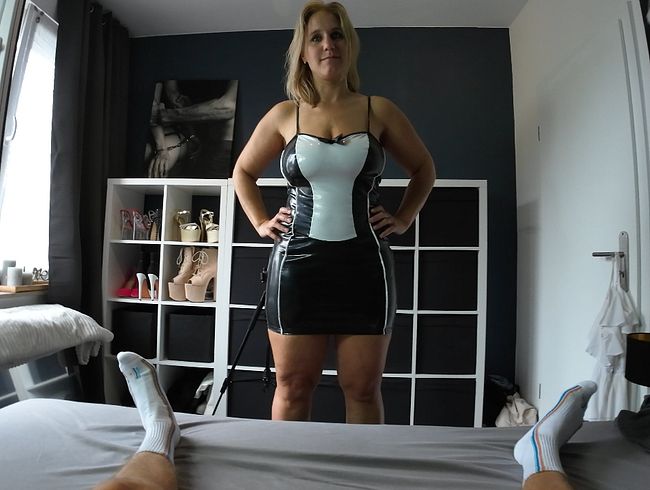 MILF in Latex/Gummikleid und HighHeels reitet