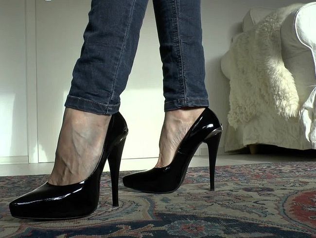 Schwarze High Heels Lackschuhe Vorführung und Joi