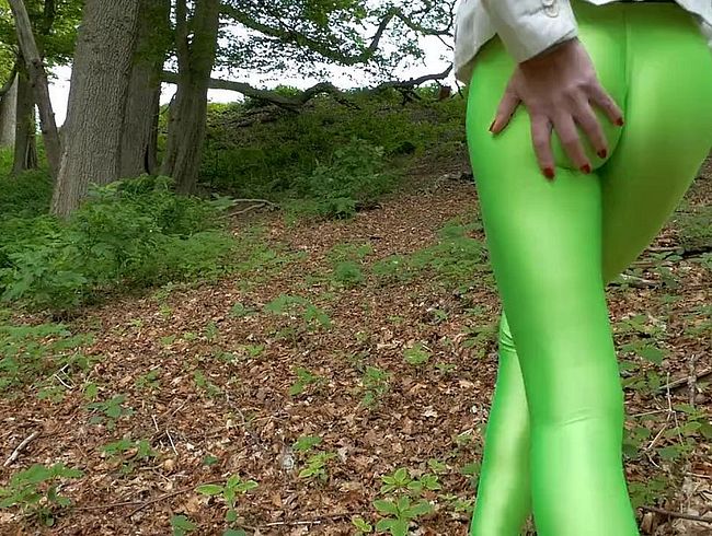 Lady-Amy Meine grüne Leggings Teil 5 - ich bin im Wald spazieren und stoße auf eine Leiter Kaufgirls.de